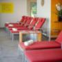 Gemütlicher Ruheraum im Hotel Ottenstein in Rastenfeld – entspannen Sie auf den roten Liegen in diesem Wellnesshotel am Stausee Ottenstein.