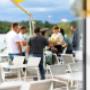 Erfrischender Service auf der Terrasse des Seerestaurant Ottenstein in Rastenfeld – Ihrem Wohlfühlhotel im Waldviertel für Genuss direkt am See.