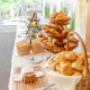 Reichhaltiges Frühstücksbuffet mit frischem Gebäck im Hotel Ottenstein in Rastenfeld – perfekt für Ihren Urlaub im Naturhotel im Waldviertel.