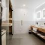Modernes Badezimmer im Wellnesshotel Hotel Ottenstein - Das Wohlfühlhotel in Rastenfeld – Ihr erholsamer Wellnessurlaub im Waldviertel mit Sauna am Zimmer.