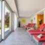 Entspannung im Ruheraum des Wellnesshotels Hotel Ottenstein - Das Wohlfühlhotel in Rastenfeld – gemütliche Liegen mit Blick ins Grüne.