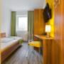 Modern eingerichtetes Hotelzimmer im Motel Baden in Baden – komfortable Unterkunft mit Schreibtisch und TV für Ihre Übernachtung.