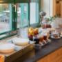 Reichhaltiges Frühstücksbuffet im Hotel Motel Baden in Baden mit Joghurt, frischem Obst und Müsli für einen perfekten Start in den Tag.